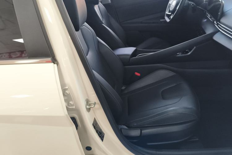 Used Hyundai Elantra 2022 1.5L CVT LUX Prestige Edition Right Front Seat
