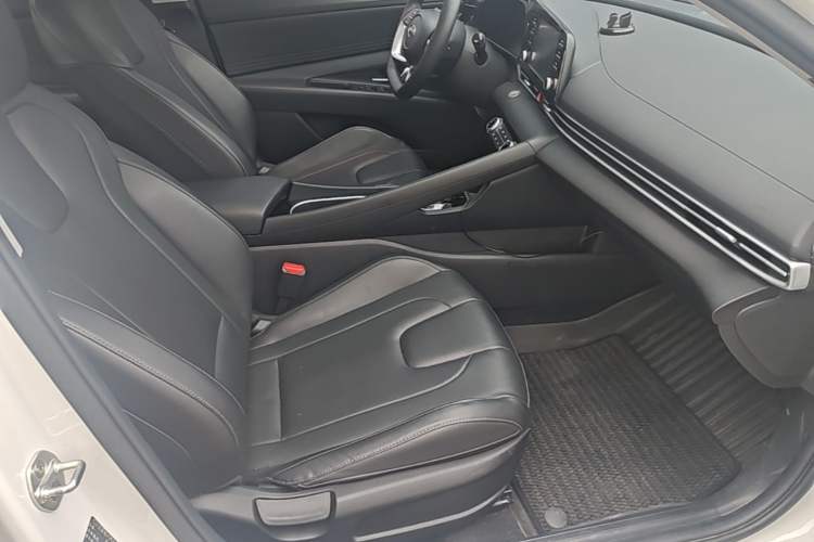 Used Hyundai Elantra 2022 1.5L CVT GLX Elite Edition Right Front Seat