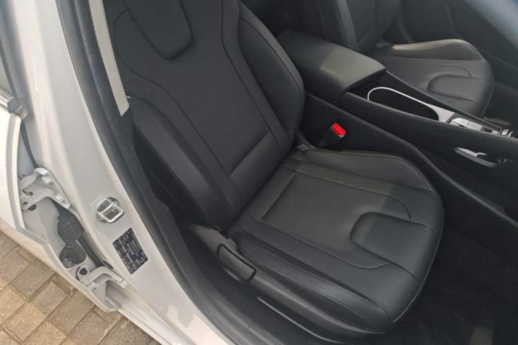Used Hyundai Elantra 2022 1.5L CVT LUX Prestige Edition Right Front Seat