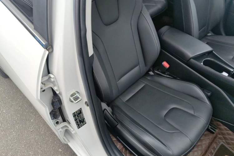 Used Hyundai Elantra 2022 1.5L CVT LUX Prestige Edition Right Front Seat