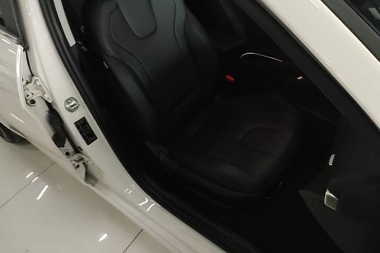 Used Hyundai Elantra 2022 1.5L CVT LUX Prestige Edition Right Front Seat