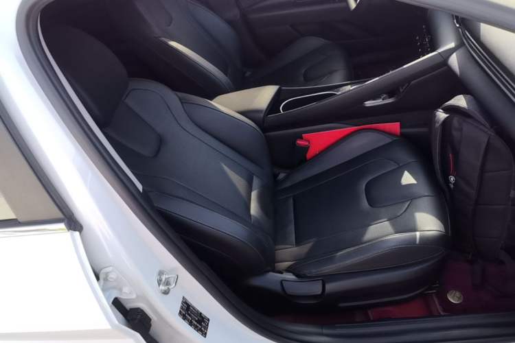 Used Hyundai Elantra 2022 1.5L CVT LUX Prestige Edition Right Front Seat