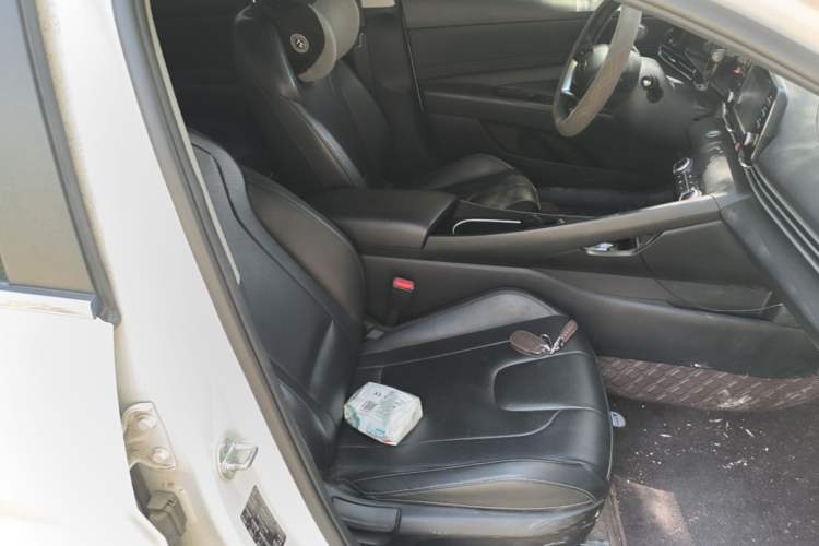Used Hyundai Elantra 2022 1.5L CVT GLX Elite Edition Right Front Seat