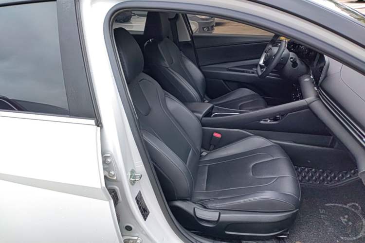 Used Hyundai Elantra 2022 1.5L CVT LUX Prestige Edition Right Front Seat