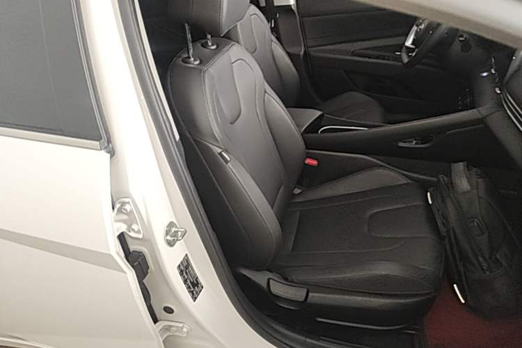 Used Hyundai Elantra 2022 1.5L CVT LUX Prestige Edition Right Front Seat