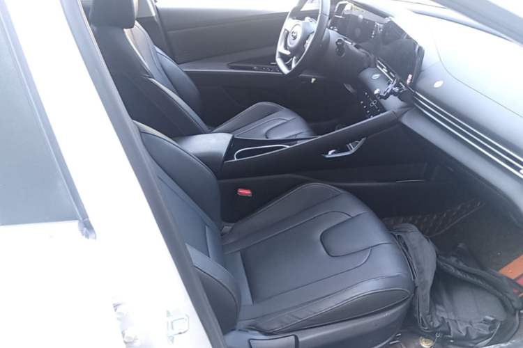 Used Hyundai Elantra 2022 1.5L CVT LUX Prestige Edition Right Front Seat