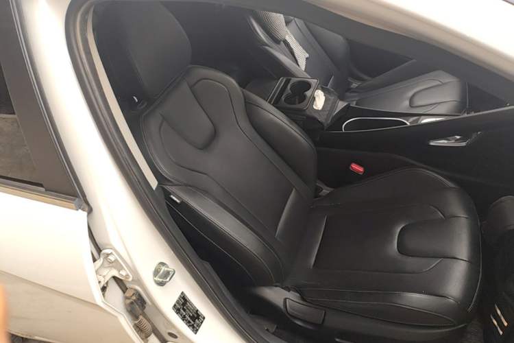 Used Hyundai Elantra 2022 1.5L CVT GLX Elite Edition Right Front Seat