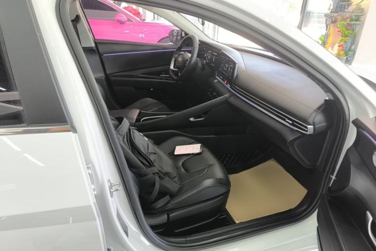 Used Hyundai Elantra 2022 1.5L CVT LUX Prestige Edition Right Front Seat