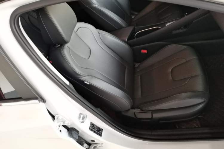 Used Hyundai Elantra 2022 1.5L CVT LUX Prestige Edition Right Front Seat