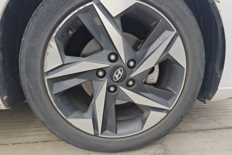 Used Hyundai Elantra 2022 1.5L CVT LUX Prestige Edition Right Front Wheel Hub