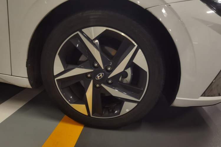 Used Hyundai Elantra 2022 1.5L CVT LUX Prestige Edition Right Front Wheel Hub