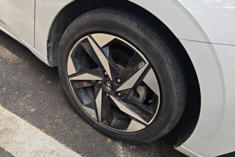 Used Hyundai Elantra 2022 1.5L CVT LUX Prestige Edition Right Front Wheel Hub