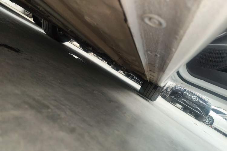 Used Hyundai Elantra 2022 1.5L CVT LUX Prestige Edition Right Side Sill