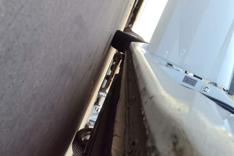 Used Hyundai Elantra 2022 1.5L CVT LUX Prestige Edition Right Side Sill