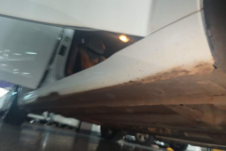 Used Hyundai Elantra 2022 1.5L CVT LUX Prestige Edition Right Side Sill