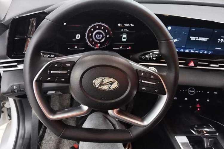 Used Hyundai Elantra 2022 1.5L CVT LUX Prestige Edition Steering Wheel