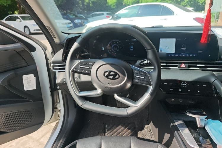 Used Hyundai Elantra 2022 1.5L CVT LUX Prestige Edition Steering Wheel