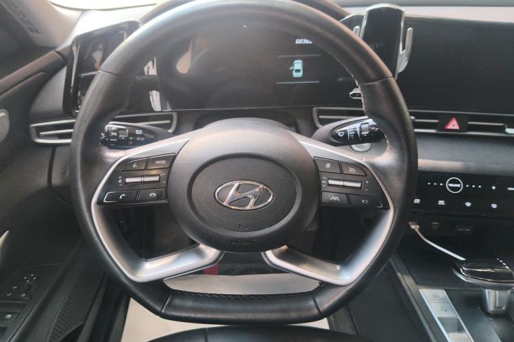 Used Hyundai Elantra 2022 1.5L CVT LUX Prestige Edition Steering Wheel