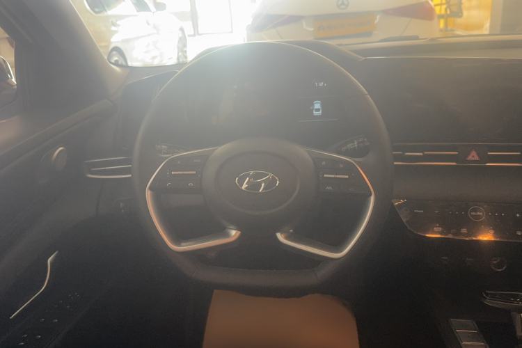 Used Hyundai Elantra 2022 1.5L CVT LUX Prestige Edition Steering Wheel