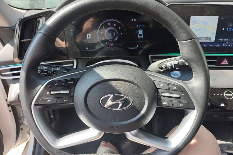 Used Hyundai Elantra 2022 1.5L CVT LUX Prestige Edition Steering Wheel