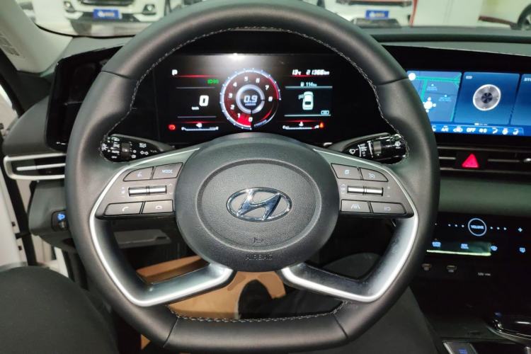Used Hyundai Elantra 2022 1.5L CVT LUX Prestige Edition Steering Wheel
