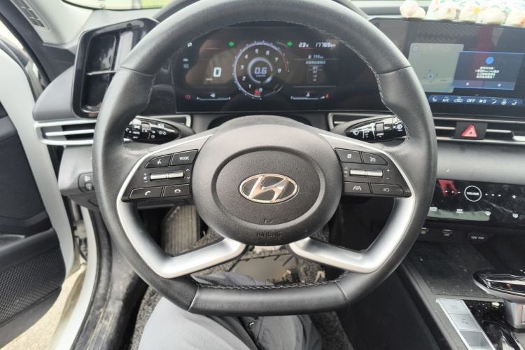 Used Hyundai Elantra 2022 1.5L CVT LUX Prestige Edition Steering Wheel