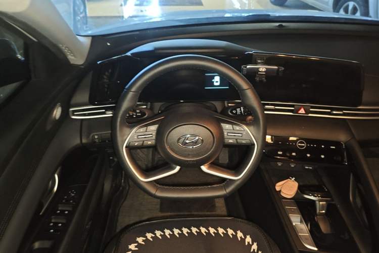 Used Hyundai Elantra 2022 1.5L CVT LUX Prestige Edition Steering Wheel