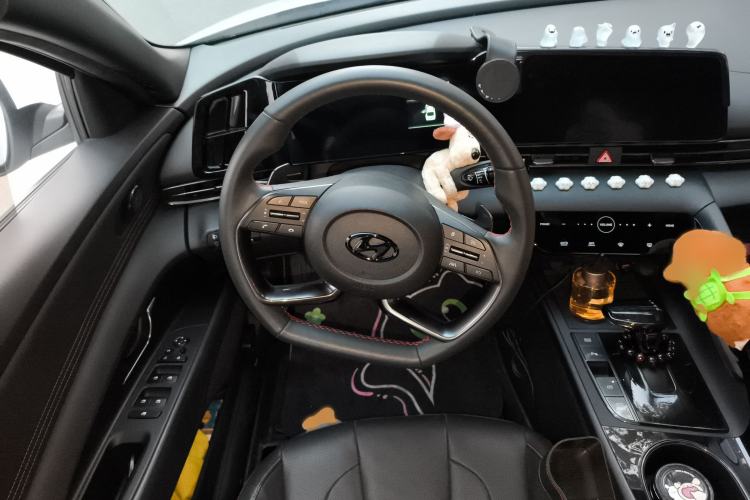 Used Hyundai Elantra 2022 240TGDi DCT LUX Prestige Edition Steering Wheel