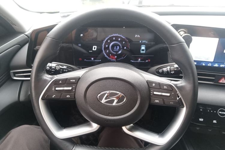 Used Hyundai Elantra 2022 1.5L CVT LUX Prestige Edition Steering Wheel