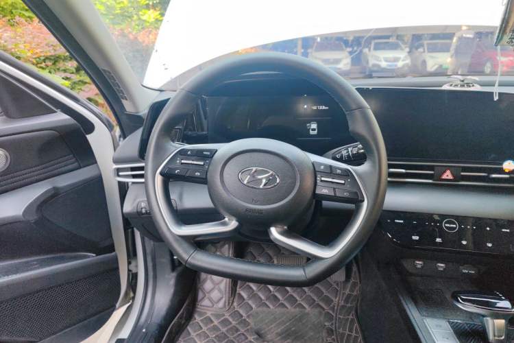 Used Hyundai Elantra 2022 1.5L CVT LUX Prestige Edition Steering Wheel