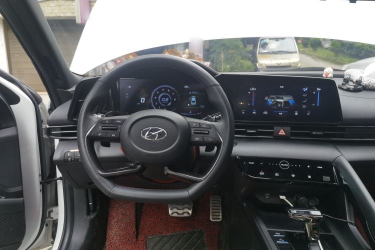 Used Hyundai Elantra 2022 240TGDi DCT LUX Prestige Edition Steering Wheel