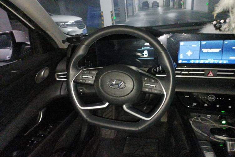 Used Hyundai Elantra 2022 1.5L CVT LUX Prestige Edition Steering Wheel