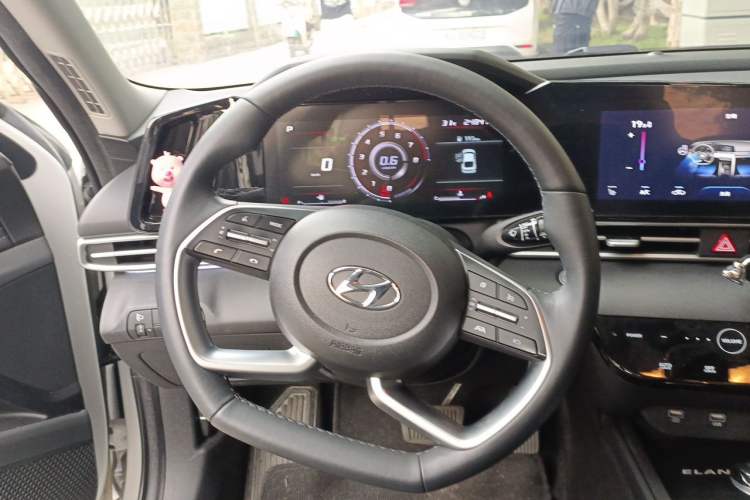 Used Hyundai Elantra 2022 1.5L CVT LUX Prestige Edition Steering Wheel