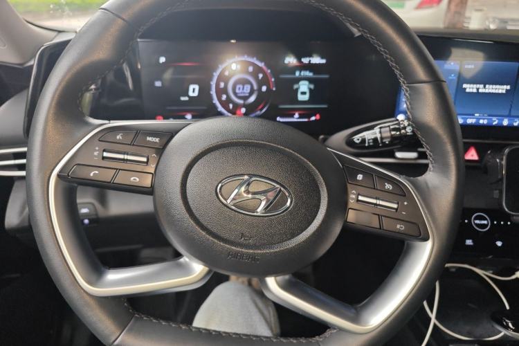 Used Hyundai Elantra 2022 1.5L CVT LUX Prestige Edition Steering Wheel