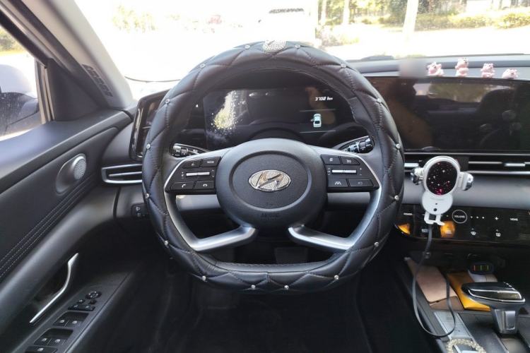 Used Hyundai Elantra 2022 1.5L CVT LUX Prestige Edition Steering Wheel
