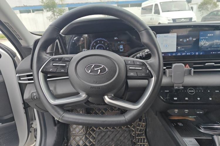 Used Hyundai Elantra 2022 1.5L CVT LUX Prestige Edition Steering Wheel