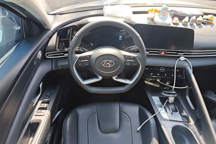 Used Hyundai Elantra 2022 1.5L CVT LUX Prestige Edition Steering Wheel