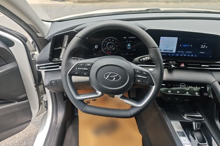 Used Hyundai Elantra 2022 1.5L CVT LUX Prestige Edition Steering Wheel