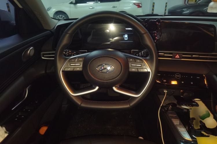Used Hyundai Elantra 2022 1.5L CVT LUX Prestige Edition Steering Wheel