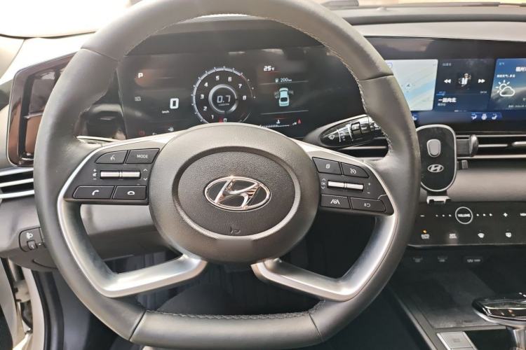 Used Hyundai Elantra 2022 1.5L CVT LUX Prestige Edition Steering Wheel