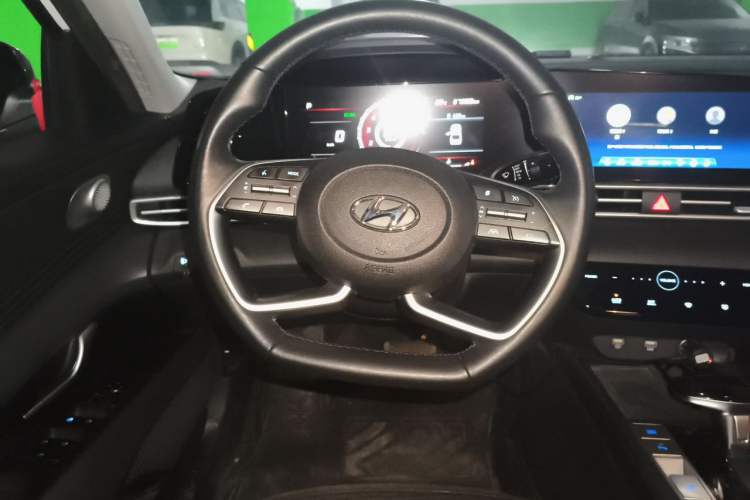 Used Hyundai Elantra 2022 1.5L CVT LUX Prestige Edition Steering Wheel