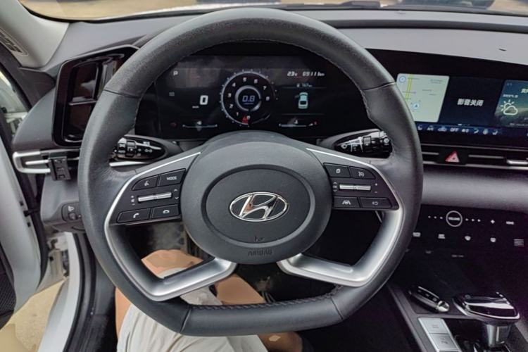 Used Hyundai Elantra 2022 1.5L CVT LUX Prestige Edition Steering Wheel