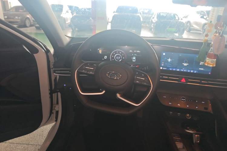Used Hyundai Elantra 2022 1.5L CVT LUX Prestige Edition Steering Wheel