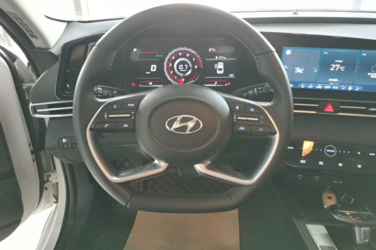 Used Hyundai Elantra 2022 1.5L CVT LUX Prestige Edition Steering Wheel