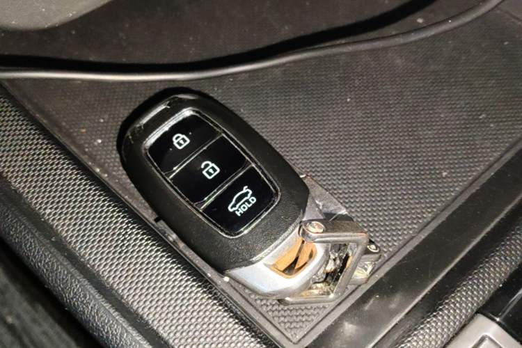 Used Hyundai Elantra 2022 1.5L CVT GLX Elite Edition Vehicle Key