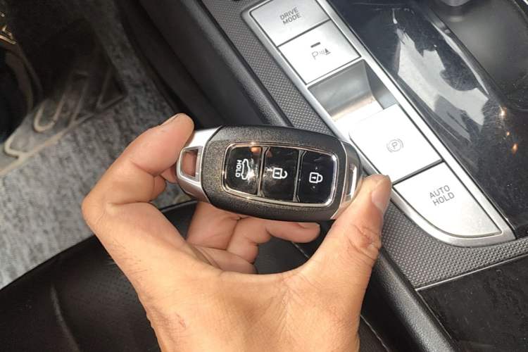 Used Hyundai Elantra 2022 1.5L CVT GLX Elite Edition Vehicle Key