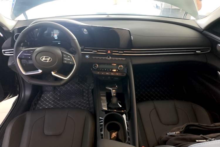 Used Hyundai Elantra 2023 1.5L CVT GLX Elite Edition Center Console
