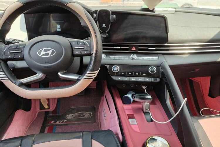 Used Hyundai Elantra 2023 1.5L CVT LUX Prestige Edition Center Console