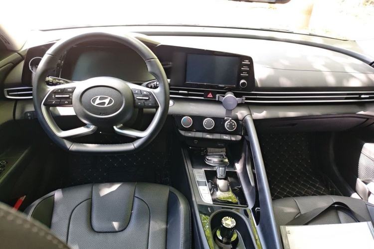 Used Hyundai Elantra 2023 1.5L CVT GLX Elite Edition Center Console