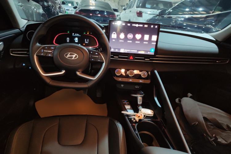 Used Hyundai Elantra 2023 1.5L CVT GLX Elite Edition Center Console